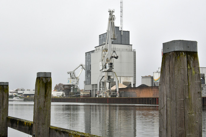 Revolutie op Twentekanaal betalen bij havenmeester verleden tijd.jpg