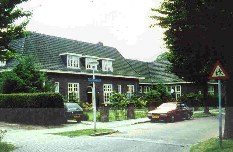 Pastoor Meijerstraat 3 Woongemeenschap De Wonne vroeger Zustershuis St. Maria van RK Parochie Glanerbrug.jpg
