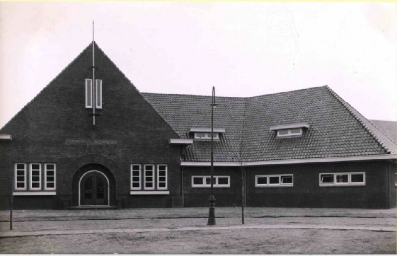 Pastoor Meijerstrtaat 1930 R.K. lagere school voor meisjes, de Mariaschool te Glanerbrug.jpg