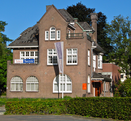 Ariensplein Jhr. Op ten Noort bouwde in de Stadsmaten twee rijksmonumenten, de Prinseschoool, en het burgemeestershuis Sonnevanck.jpg