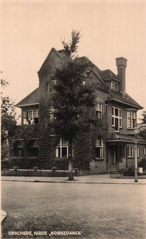 Ariensplein 2 Huize SONNEVANCK, in 1911 gebouwd als burgemeesterswoning voor Edo Bergsma naar een ontwerp van de stadsarchitect A.H. Op ten Noort.jpg