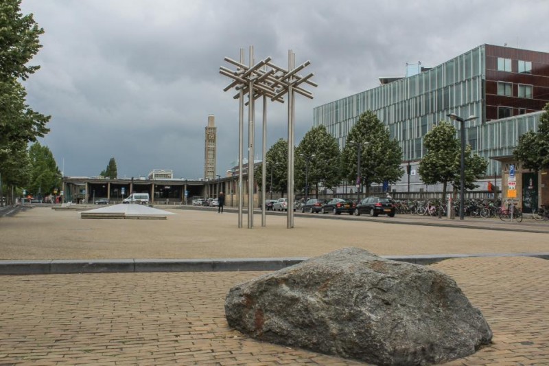 Stationsplein Stadskantoor kunstwerk bomen 2015.jpg