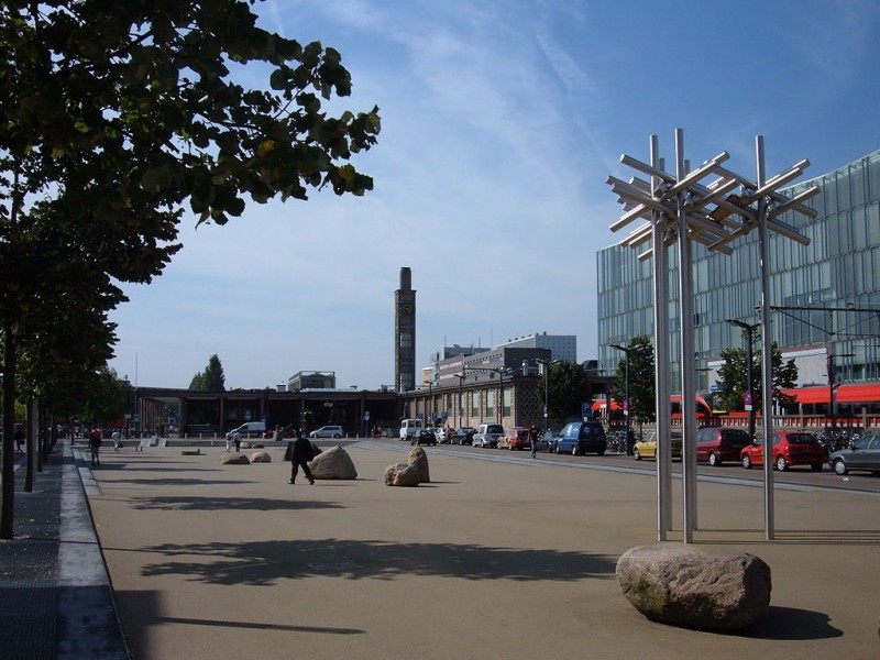 Stationsplein Enschede with sculpture Bomen  (2004) kunstenaar Rinus Roelofs.JPG