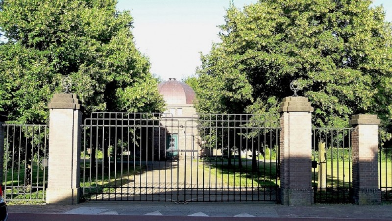 Noorde Esmarkerrondweg 413 Joodse begraafplaats met toegangshek en Aula is in 1927 aangelegd naar een ontwerp van de architecten A. Smits en C. van de Linde.jpg