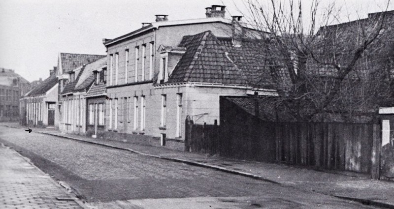 Brinkstraat, het hekje gaf toegang tot Hölscher.jpg