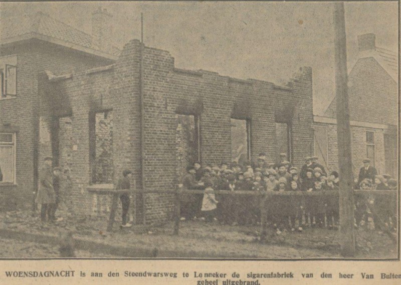 Steendwarsweg brand sigarenfabriek Van Buiten krantenfoto 16-3-1929.jpg