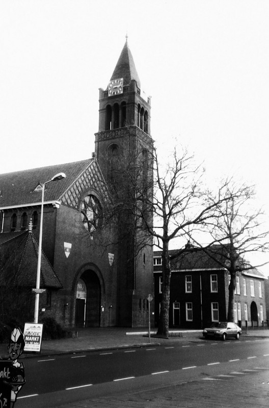 Deurningerstraat J.Stuyt ontwierp de kerk O.L. Vrouwe van altijddurende bijstand ofwel de Mariaparochie. Kerk gebouwd in 1926-1927. De toren dateert uit 1938 en is onworpen door Joh.H. Sluijmer.jpg