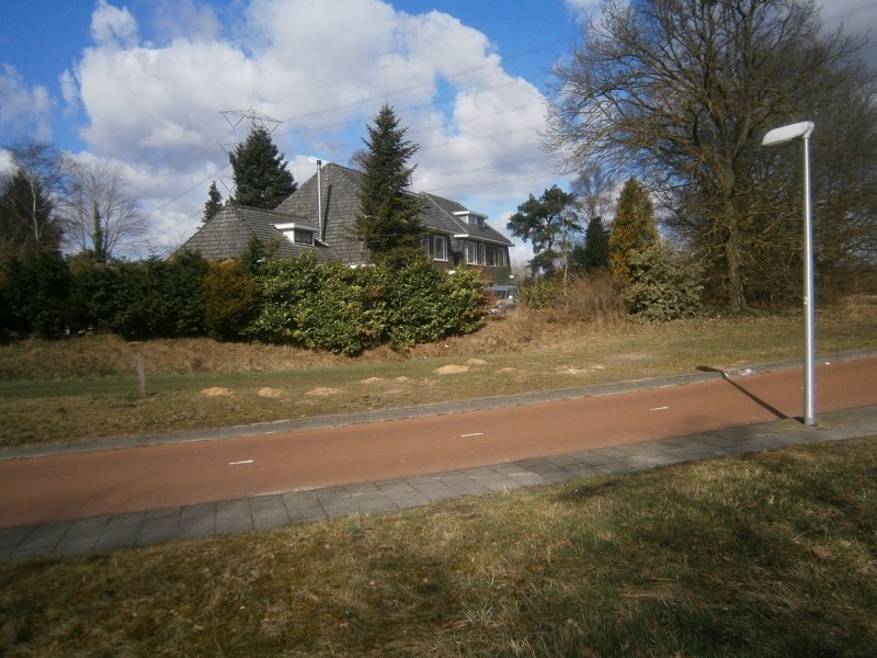 Oude Dijk met zicht op huizen Helmerzijdeweg.JPG