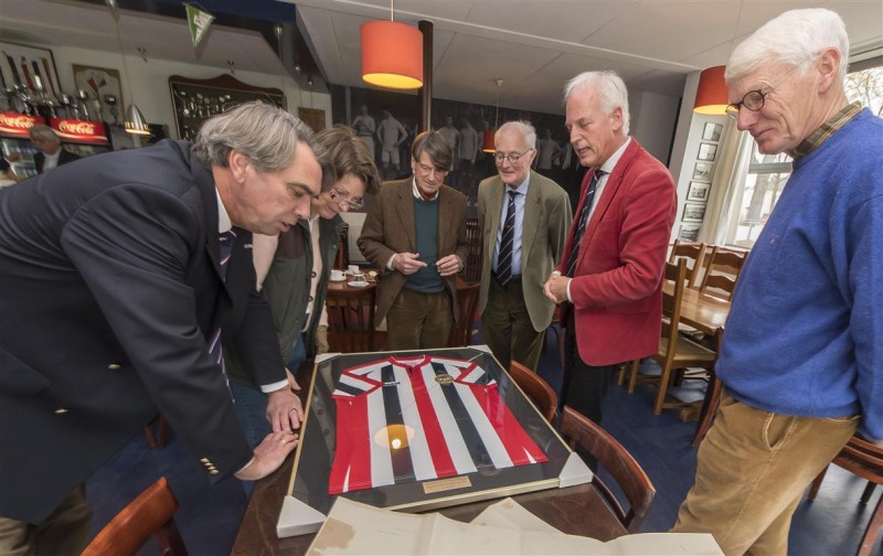 Oudste voetbalclub van Nederland ontvangt historische shirts.jpg