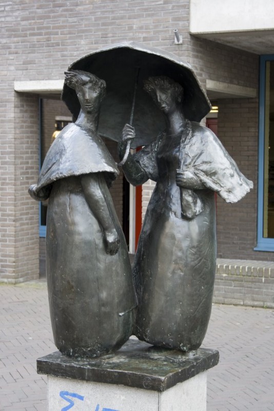 Zuiderhagen hoek Pijpenstraat kunstwerk voor bibliotheek  Schuilen voor de regen van kunstenaar Pépé Grégoire, (1983).jpg