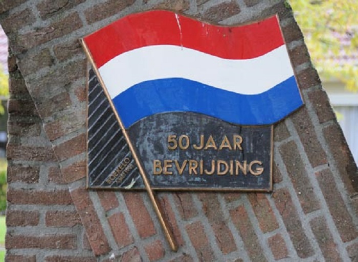 Beckumerstraat Boekelo bevrijdingsmonument De vlag van Boekelo kunstenaar Bert Nijenhuis (3).jpg