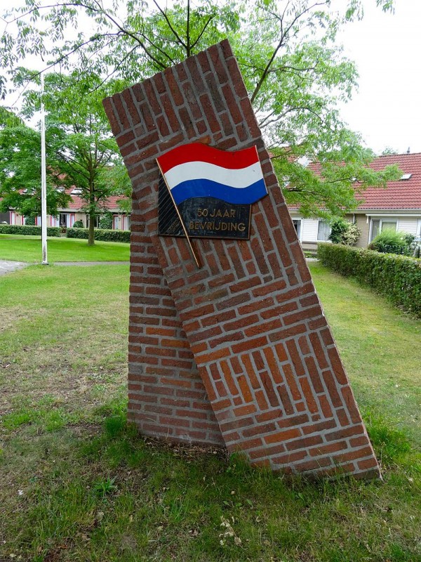 Beckumerstraat Boekelo bevrijdingsmonument De vlag van Boekelo kunstenaar Bert Nijenhuis (2).jpg