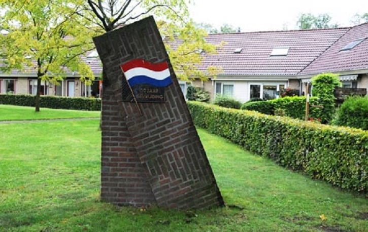 Beckumerstraat Boekelo bevrijdingsmonument De vlag van Boekelo kunstenaar Bert Nijenhuis.jpg