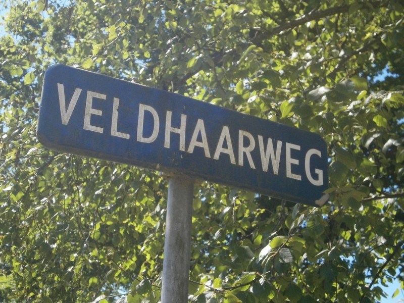 Veldhaarweg straatnaambord (3).JPG
