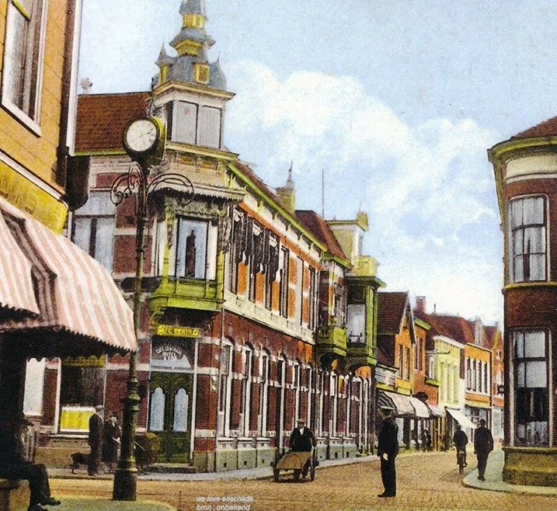 Kalanderstraat gezien van af de Oldenzaalsestraat, nu De Heurne, rechts de Langestraat en links Gronausestraat met Café Centraal, nu staat daar de Hema..jpg