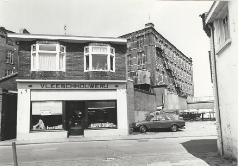 van Lochemstraat 12 De Vleeschhouwerij met daarachter eed deel van de fabriek van Van Heek & Co aan de Parallelweg 22-3-1980..jpg