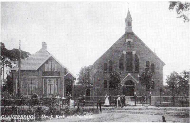 Veenweg de latere Schipholtstraat  Geref. Kerk met pastorie.jpg