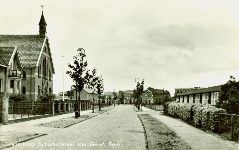 Schipholtstraat met Geref. Kerk Glanerbrug.jpg