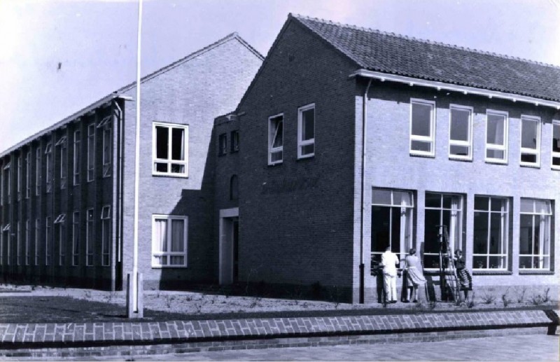 Regulusstraat met R.K. Paulus-en Petrusschool in de wijk Twekkelerveld. 1958.jpg