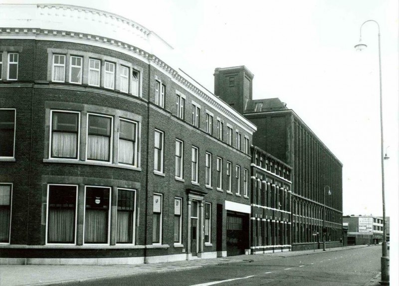 Haaksbergerstraat hoek Koningstraat textielfabriek JF Scholten.jpg