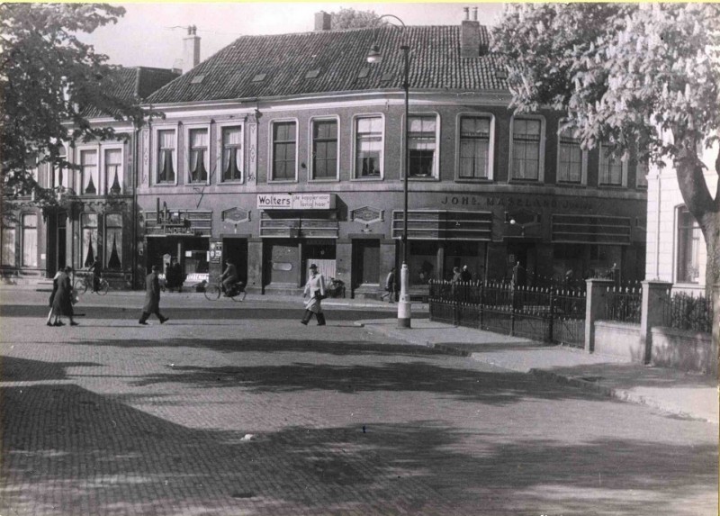 Markt mei 1943 Winkelpanden van reisbureau Lissone Lindeman, kapper J. Wolters en Joh.s Maseland aan de Oude Markt hoek Marktstraat.jpg