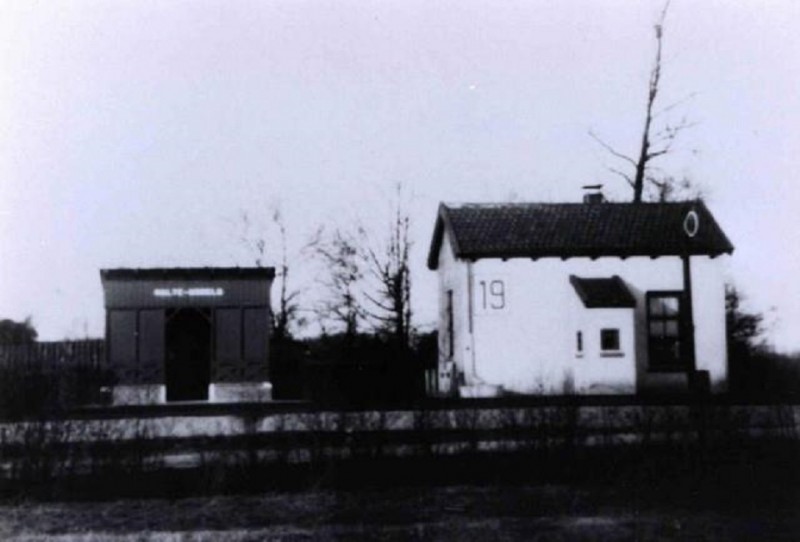 Geerdinkszijdeweg De Usselerhalte werd in 1886 geopend. Het was een eenvoudige opstapplaats met een baanwachterhuisje. In 1903 werd een wachtlokaaltje bijgebouwd.jpg