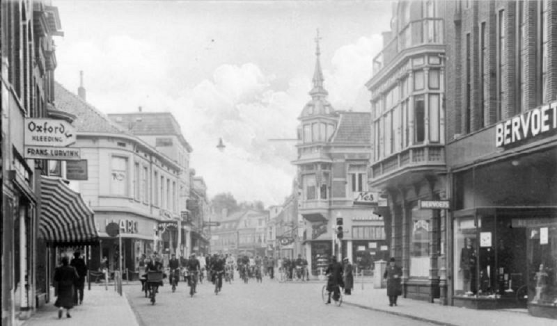 Langestraat links Frans Lurvink rechts Bervoets.jpg