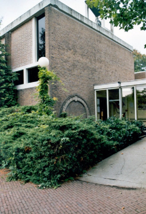 Arienstehuis aan de Dr.Coppesstraat de kapel de Apostelenhof voor de sloop omstreeks 2006.jpg
