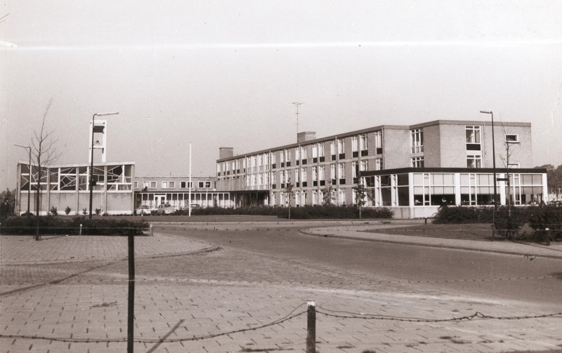 Lijsterstraat Bejaardencentrum Dr. Arienstehuis met kapel aan de Lijsterstraat gezien vanuit de Dr. Coppesstraat.jpg