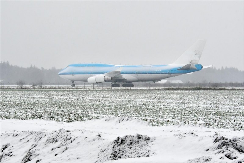 Uniek plaatje in Enschede een ondergesneeuwde mega-Boeing.jpg