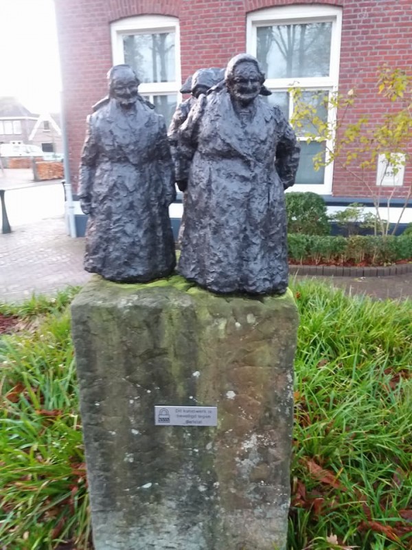 Dorpsstraat Lonneker bronzen beeld De Kerkgang.jpg