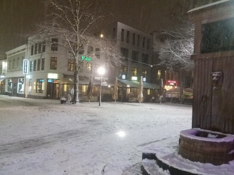 Oude Markt hoek Marktstraat Bar Celona bij avond in de sneeuw 10-12-2017.jpg