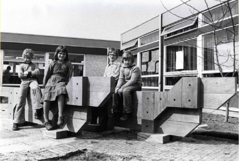 Het Stroink kunstwerk van H. Morselt bij combi-school 't Stroink 19-4-1978.jpg