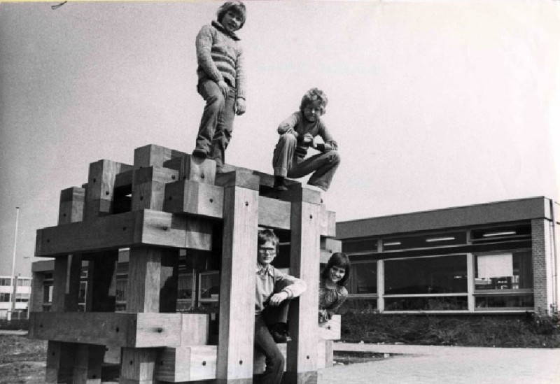 Het Stroink kunstwerk van H. Morselt bij combi-school 't Stroink 19-4-1978 (2).jpg