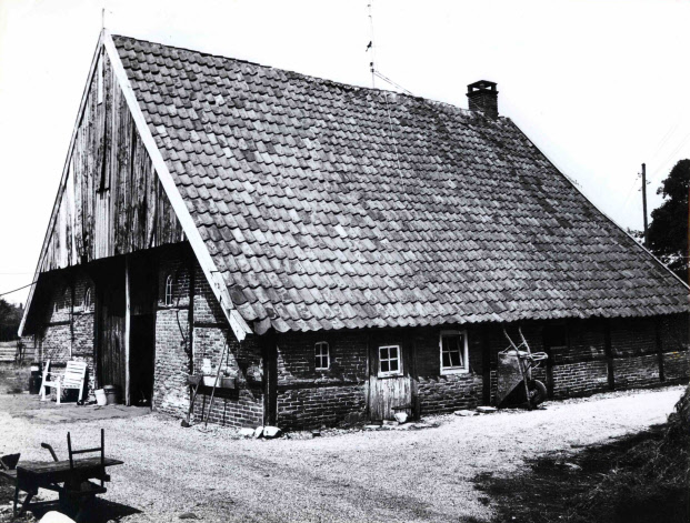 Burgemeester Stroinkstraat 355 Boerderij De Heller, Wönnershoes en losstaand bakhuis 2-9-1965.jpg