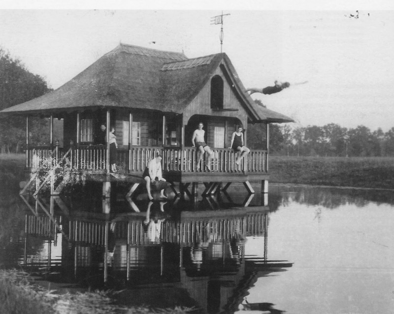 Burgemeester Stroinkstraat 395  Nico Scholten neemt een duik van het badhuisje van de familie Ter Kuile op het Lansink bij Twekkelo (1930).jpeg