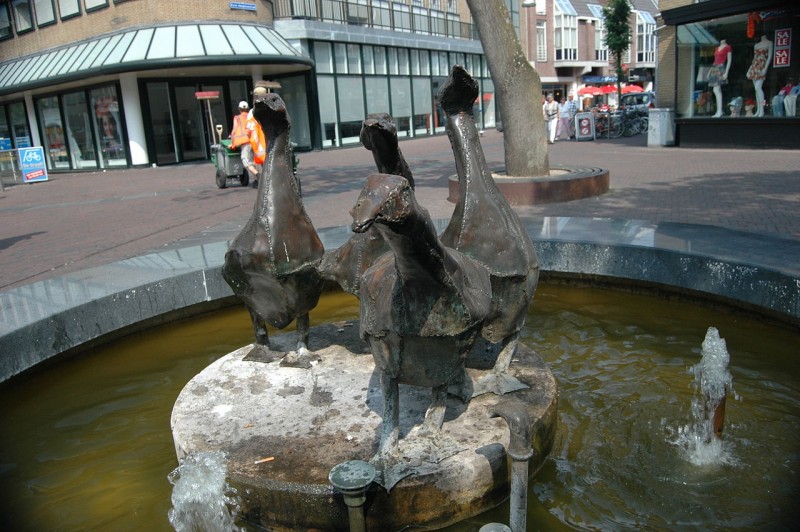 Korte Hengelosestraat hoek Brammelerstraat Kruispunt De Graaff kunstobject fontein met ganzen van kunstenares L.H. van Meursen-Mauser.jpg