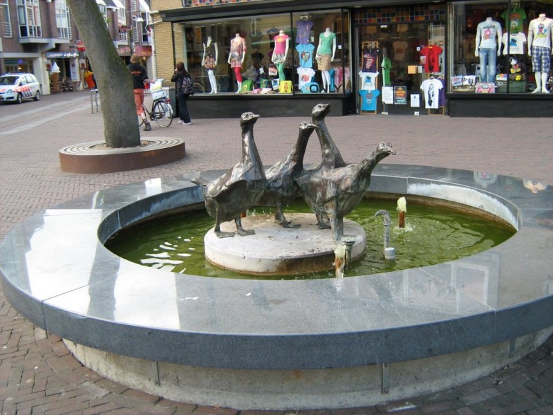 Korte Hengelosestraat hoek Marktstraat kruispunt De Graaff kunstwerk fontein met ganzen.jpg