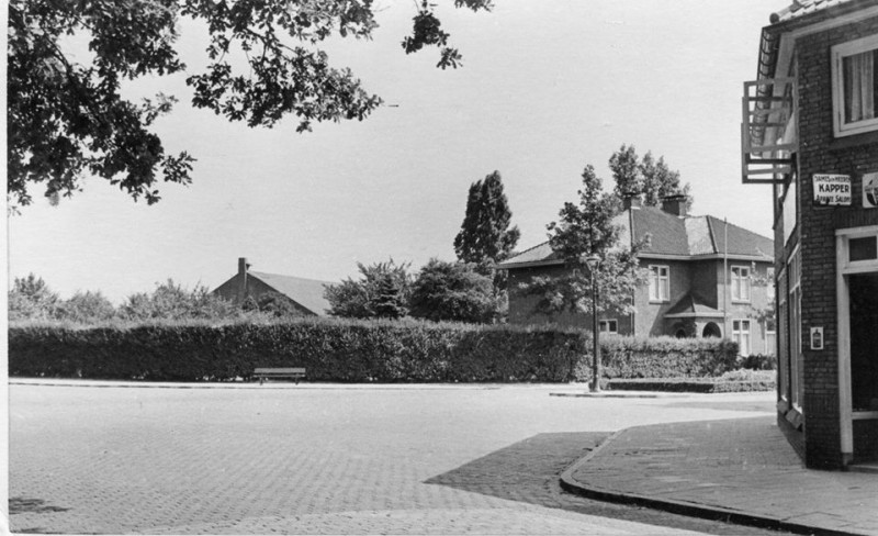 Hogelandsingel hoek Heutinkstraat vroeger Veenstraat  ca 1950 Rechts kapsalon Meijer. links het dak van de noodkerk, later buurthuis De Roef.jpg