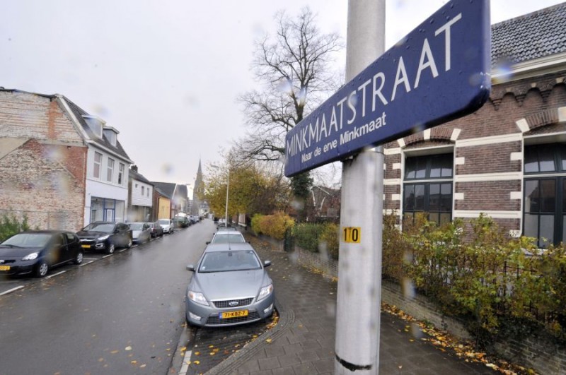 De Minkmaatstraat in de Laares is een van de straten die veel last heeft van langparkeerders, die daar niet horen te staan. Foto: Frans Nikkels