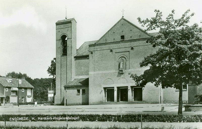 Hogelandsingel hoek Heutinkstraat H.Hartkerk ca 1954.jpg