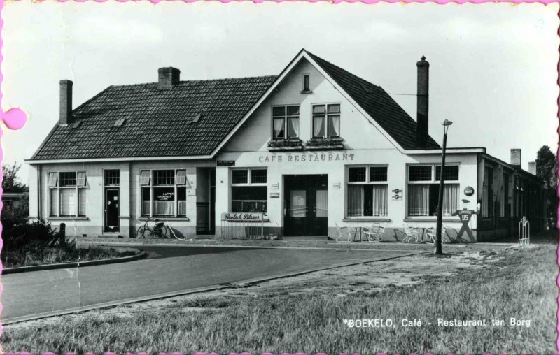 Dirk Papestraat Boekelo, zicht op café-restaurant Ter Borg en kapsalon Brink 1955.jpg