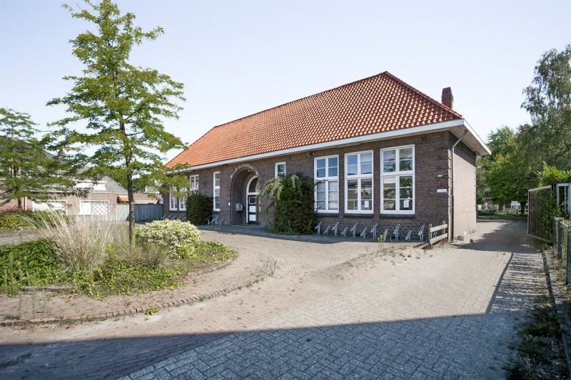 Kerkstraat 20 Glanernrug Dorpshuis vroeger schoolgebouw gemeentelijk monument.jpg