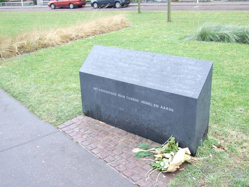 Tollenstraat monument vuurwerkramp.jpg