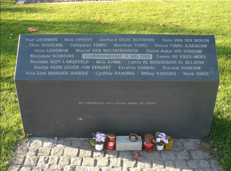 Tollenstraat monument vuurwerkramp (2).jpg