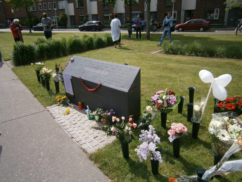 Tollenstraat 13-5-2015 herdenking vuurwerkramp.JPG