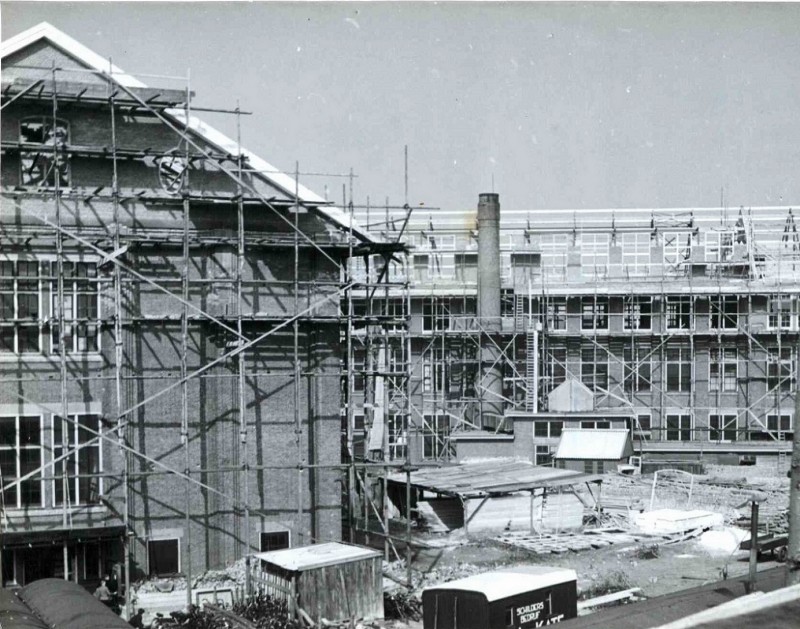 Boddenkampsingel 1949 L.T.S. Ambachtsschool in steigers i.v.m. wederopbouw na bombardement in de 2e WO.jpg