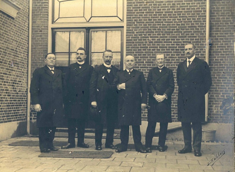 Oude Mannen en Vrouwenhuis Bestuur oude Mannen- en Vrouwenhuis, met o.a. J.J. van Deinse en Hubert Stroink 1910.jpg