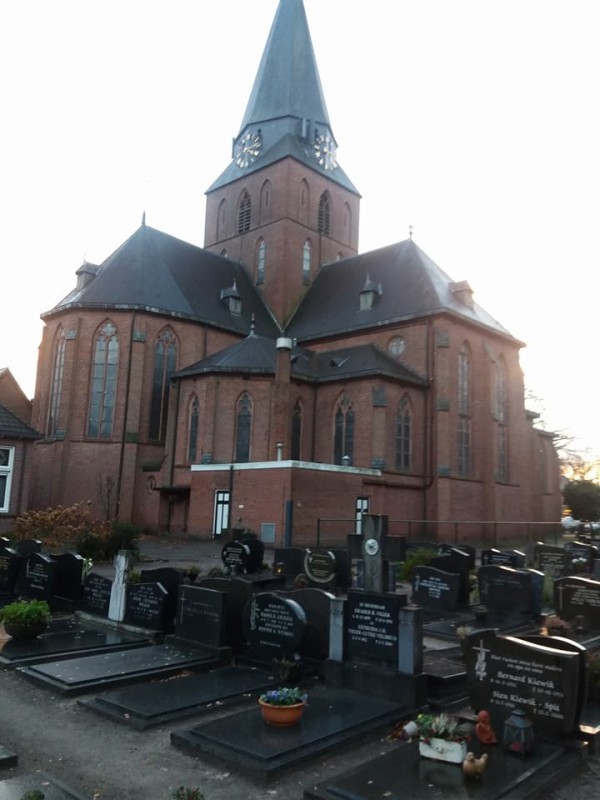 Dorpsstraat 96 Lonneker kerkhof met St Jacubus de Meerdere kerk.jpg