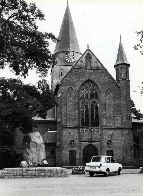 Dorpsstraat Lonneker 1970 RK. St. Jacobuskerk.jpg